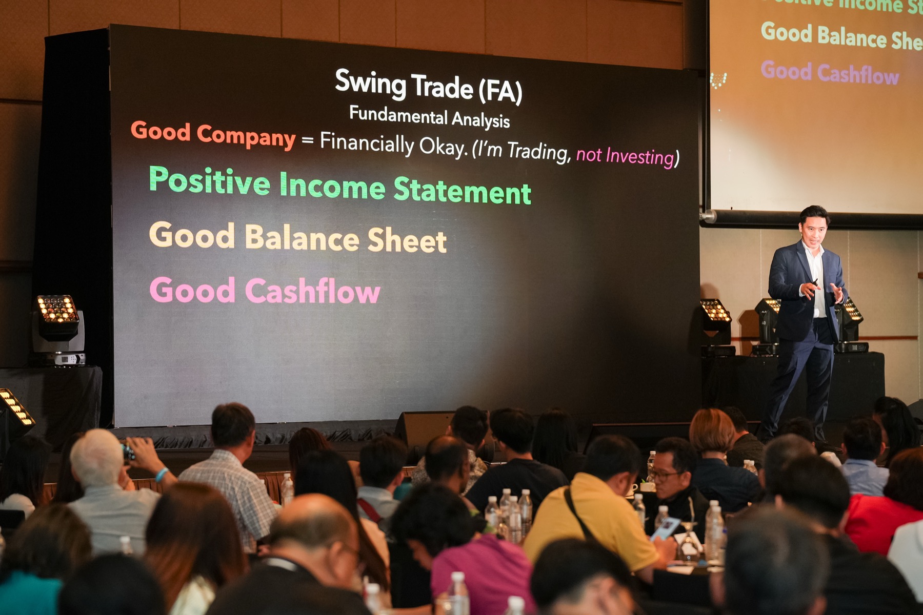 Julio teaching live on stage at Savwee Investors Day
