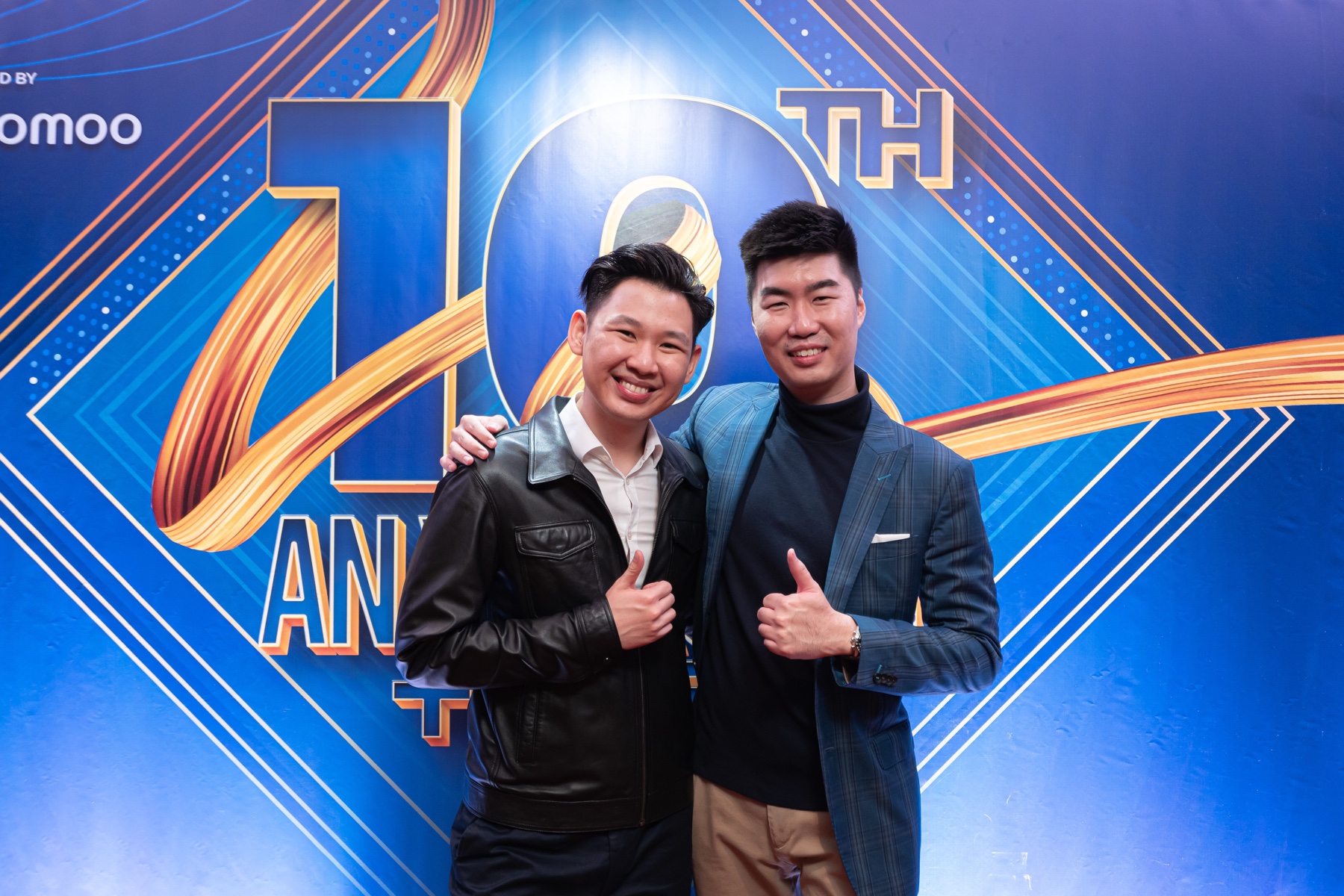 Zheng You 与 Meng Teck 在 Savwee Investors Day 活动现场合照